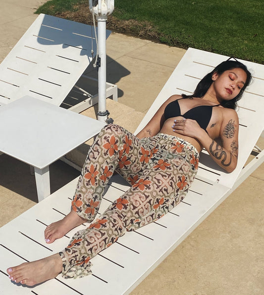 Pantalones de playa de malla con estampado floral naranja