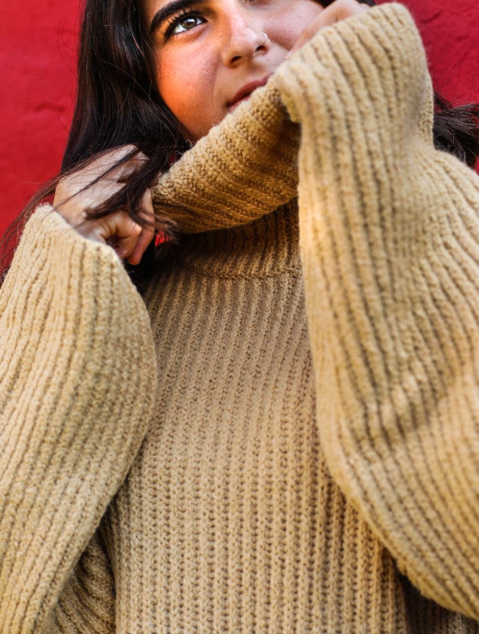 Jersey extragrande de cuello alto en color beige
