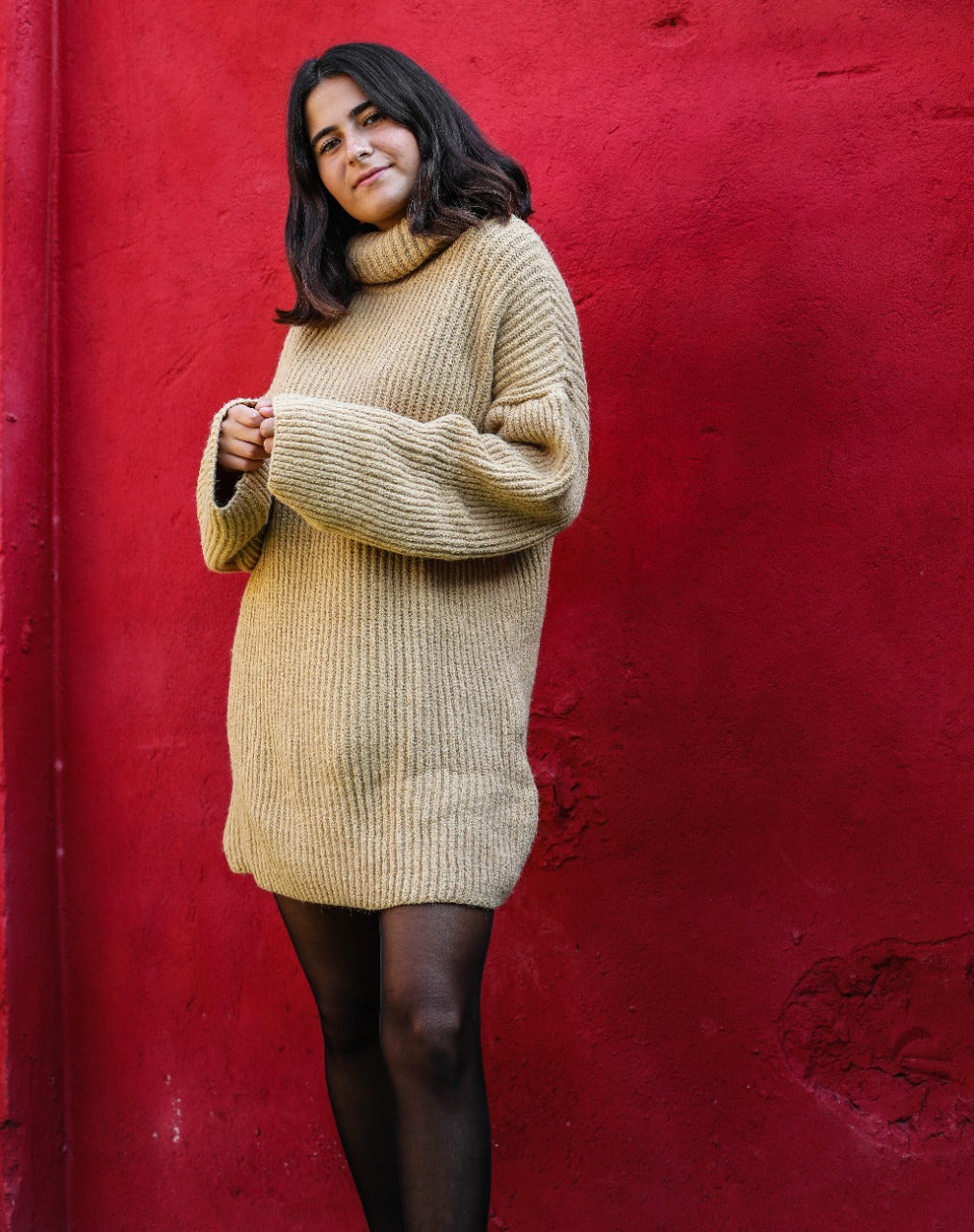 Jersey extragrande de cuello alto en color beige