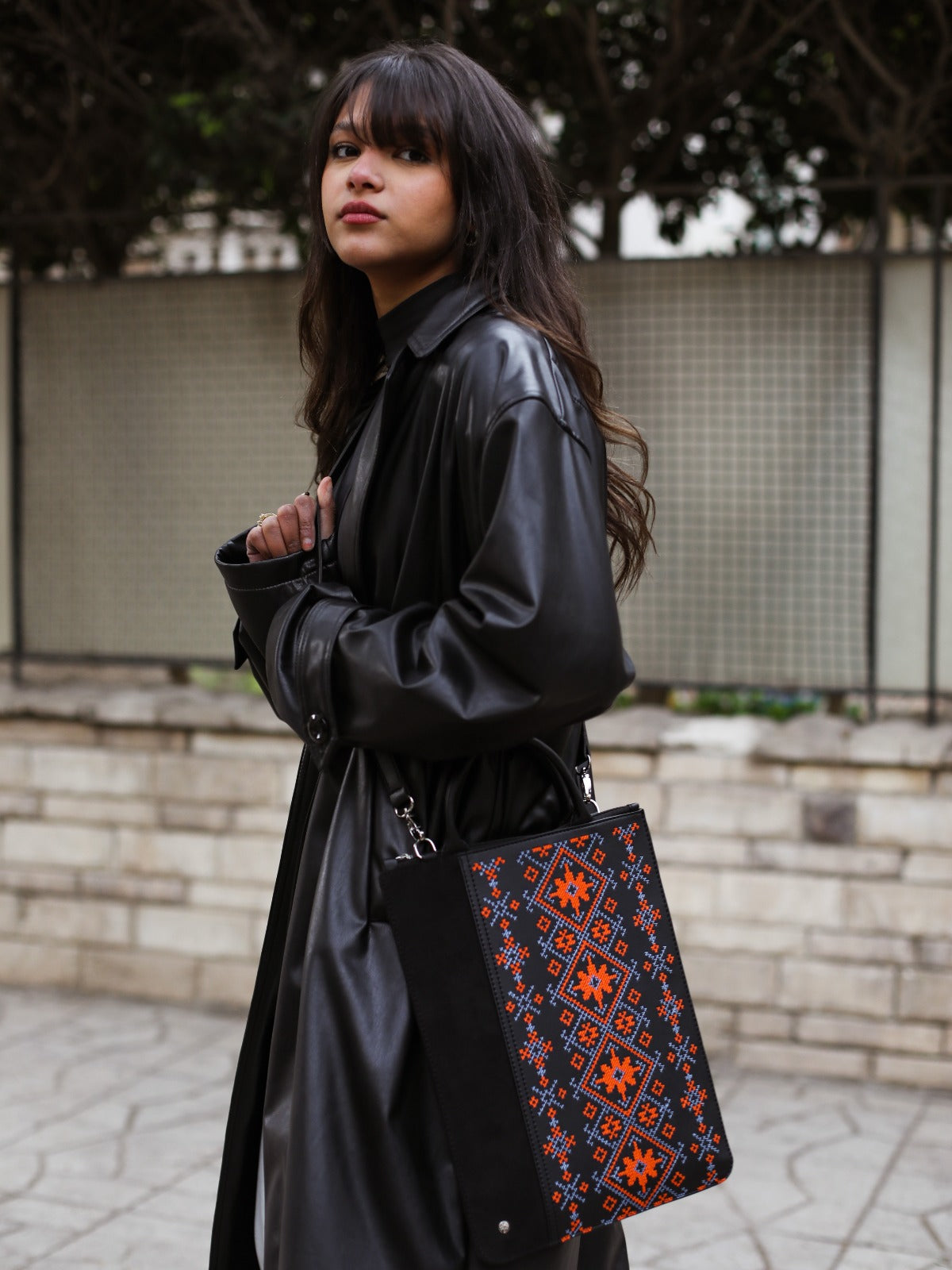 Funda étnica para portátil en color negro