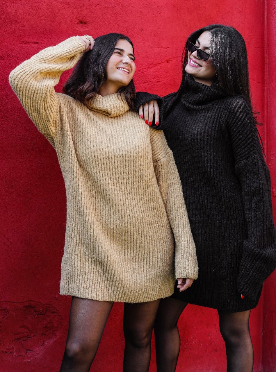 Jersey extragrande de cuello alto en color beige