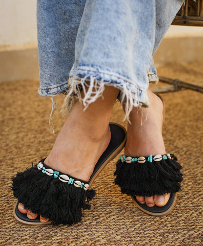Pantuflas negras de cuentas y conchas