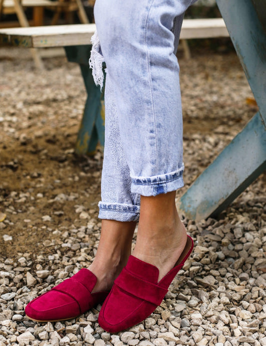 Mules lisos con cinturón suave color burdeos