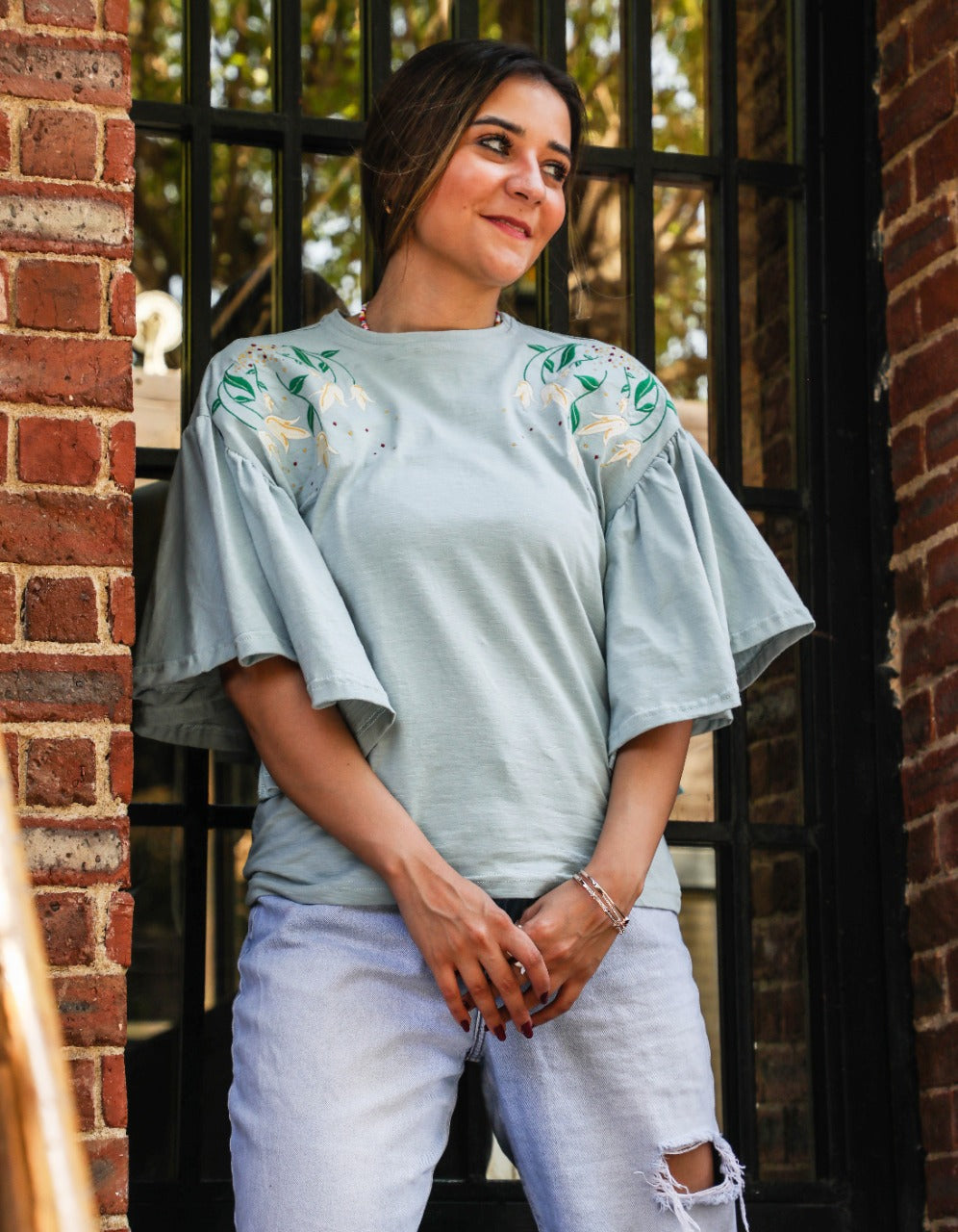 Camiseta con mangas de mariposa y flores azul bebé