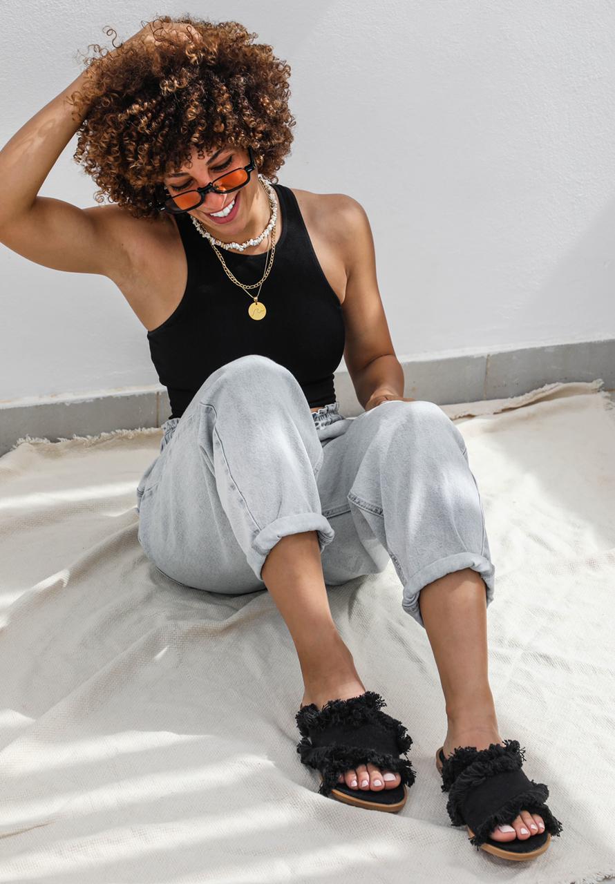 Sandalias negras con flecos cruzados