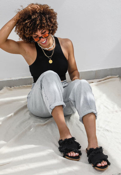 Sandalias negras con flecos cruzados