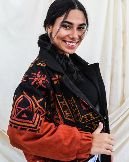 La chaqueta bomber tribal color castaño